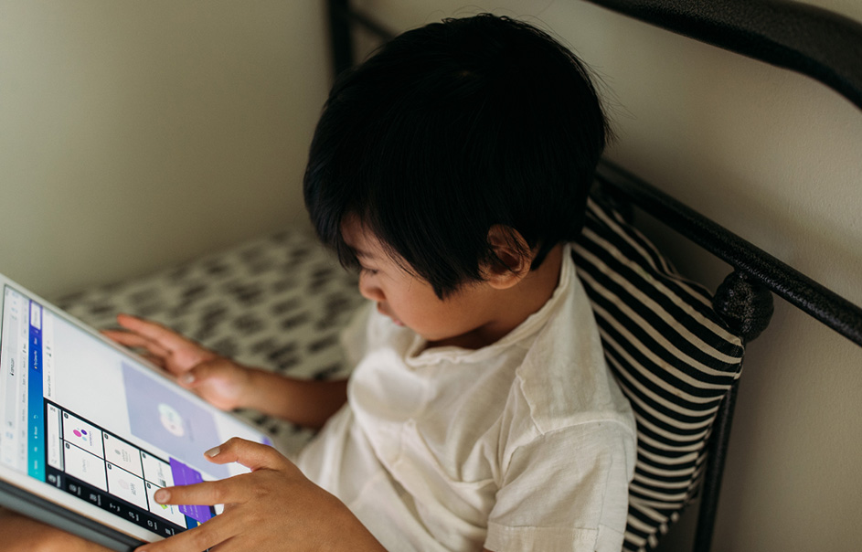 a kid with tablet pc