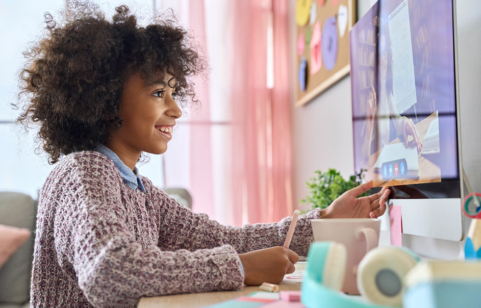 a girl in a online class